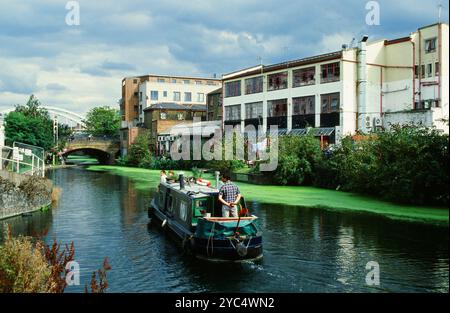 Le Regent's canal près de Kingsland Road, de Beauvoir Town, Londres Royaume-Uni, avec bateau étroit Banque D'Images