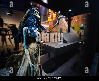 Models from Corpse bride, un film gothique de fantaisie musicale en stop-motion de 2005 photographié lors de la visite de presse de The World of Tim Burton le lundi 21 octobre 2024 au Design Museum de Londres. Cette exposition majeure voit les archives personnelles de Tim Burtons exposées au Royaume-Uni pour la première fois. Photo de Julie Edwards. Banque D'Images