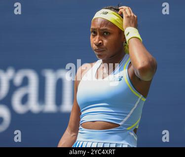 Joueur de tennis Coco Gauff regardant sceptique à l'US Open 2024 Championships, Billie Jean King Tennis Center, Queens, New York, États-Unis. Banque D'Images