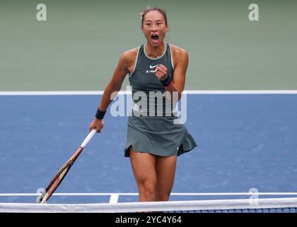 Le joueur de tennis Qinwen Zheng de Chine célèbre aux US Open 2024 Championships, Billie Jean King Tennis Center, Queens, New York, États-Unis. Banque D'Images