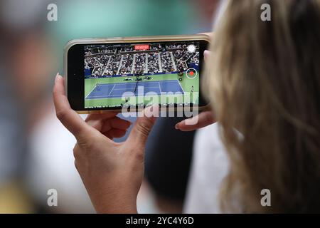 Spectateur enregistrant un match de tennis avec le téléphone portable sur Arthur Ashe Stadium lors d'un match aux US Open 2024 Championships, Billie Jean King Tennis Banque D'Images
