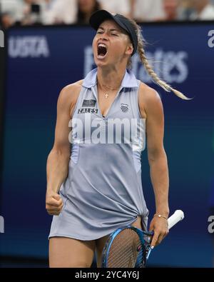 La joueuse de tennis Yulia Putintseva du Kazakhstan célèbre aux championnats US Open 2024, Billie Jean King Tennis Center, Queens, New York, États-Unis. Banque D'Images
