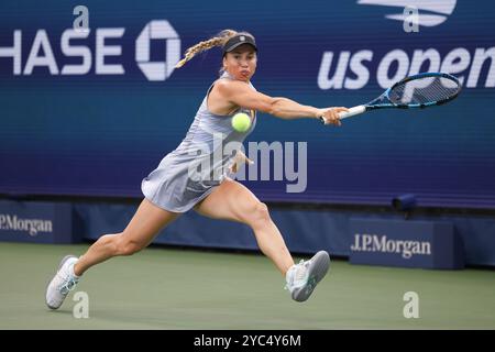 La joueuse de tennis Yulia Putintseva du Kazakhstan en action aux US Open 2024 Championships, Billie Jean King Tennis Center, Queens, New York, États-Unis. Banque D'Images