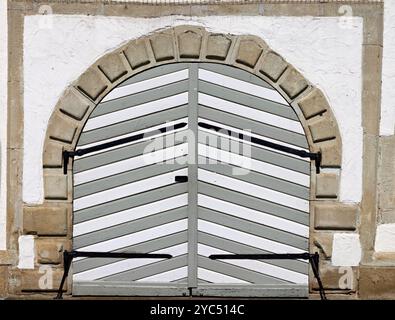 ancienne porte de cave à double feuille en bois dans les couleurs gris et blanc Banque D'Images