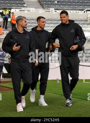 Newcastle, Royaume-Uni. 19 octobre 2024. Le milieu de terrain Bruno Guimaraes (39) de Newcastle United avec le gardien de but Odysseas Vlachodimos et l'attaquant William Osula (18) de Newcastle United lors du Newcastle United FC contre Brighton & Hove Albion FC English premier League match James' Park, Newcastle, Angleterre, Royaume-Uni le 19 octobre 2024 crédit : Every second Media/Alamy Live News Banque D'Images