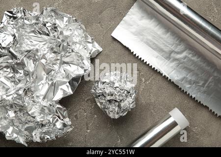 Boule de feuille avec des rouleaux d'aluminium sur fond gris. Vue de dessus Banque D'Images