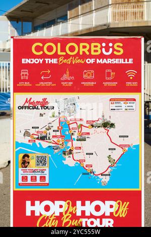 Marseille. France - 21 octobre 2024 : un panneau d'affichage complet pour la tournée Marseille Colorbus, montrant le chemin détaillé et l'attraction principale Banque D'Images