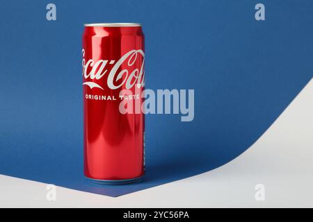 Mykolaiv, Ukraine - 2 mai 2023 : Coca Cola peut sur fond bleu et blanc. Vue de dessus. Banque D'Images