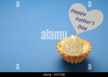 Message de fête des pères avec un cupcake sur fond bleu foncé. Vue de dessus Banque D'Images