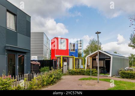 Almere, pays-Bas - 17 septembre 2024 : différentes petites maisons colorées à Almere, pays-Bas Banque D'Images