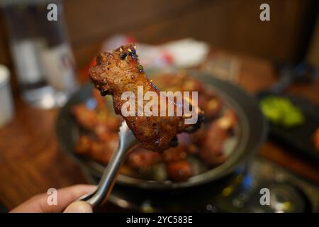 Côtes de porc bouillies assaisonnées et grillées. La viande sur l'os est moelleuse et délicieuse Banque D'Images