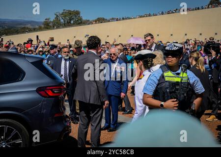 Canberra, Australie. 21 octobre 2024. Le roi Charles est vu agiter la foule avant de quitter le Parlement. Le roi Charles et la reine Camilla ont reçu une cérémonie de bienvenue des troupes australiennes et ont rencontré des membres du public sur le parvis du Parlement à Canberra. Leurs Majestés seront en Australie du 18 au 23 octobre 2024, marquant la première visite du roi Charles en Australie en tant que souverain. Crédit : SOPA images Limited/Alamy Live News Banque D'Images