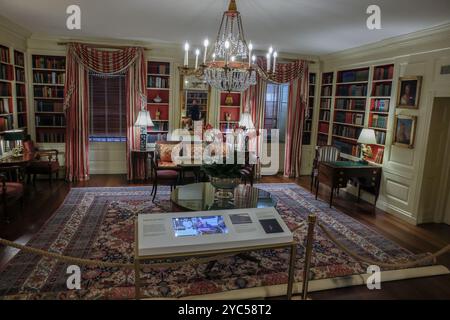 Washington, DC, États-Unis. 21 octobre 2024. Une vue de la bibliothèque qui est présentée dans le cadre de la nouvelle visite publique éducative améliorée de la Maison Blanche à la Maison Blanche le 21 octobre 2024 à Washington, DC. Photo de Jemal Countess/UPI. Crédit : UPI/Alamy Live News Banque D'Images