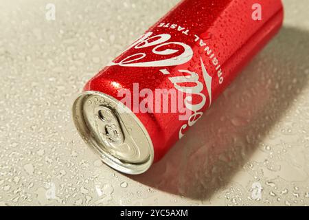 Mykolaiv, Ukraine - 2 mai 2023 : Coca Cola canette avec des éclaboussures d'eau sur fond gris. Vue de dessus. Banque D'Images