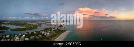 Vue aérienne de la mer près de Venise, Floride avec des yachts blancs au coucher du soleil flottant sur les vagues de la mer. North et South Jetty sur la plage de Nokomis. Bateau à moteur réf Banque D'Images