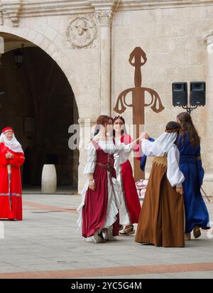 Des filles en costumes traditionnels dansent devant la porte de la ville Arco de Santa María pendant les fiestas El CID Burgos Castille et Léon Espagne Banque D'Images