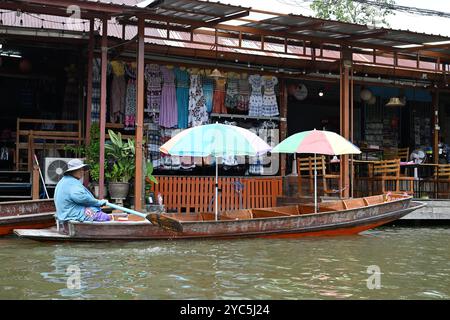 Une femme thaïlandaise bateau à rames à travers le canal dans Floating Market Damneon Saduak Thaïlande Bangkok Asie Banque D'Images