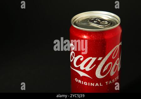 Mykolaiv, Ukraine - 2 mai 2023 : boîtes de Coca-Cola sur fond noir. Espace pour le texte. Vue de dessus Banque D'Images