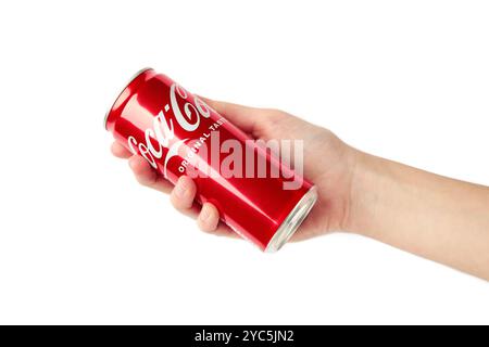 Mykolaiv, Ukraine - 2 mai 2023 : femme tenant une boîte de Coca-Cola isolée sur fond blanc. Vue de dessus Banque D'Images