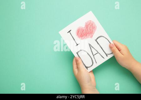 Petite fille a fait carte postale de voeux pour le père J'aime papa. Bonne fête des pères. Vue de dessus Banque D'Images