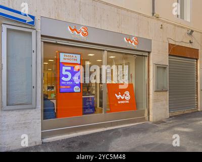 Trieste, Italie - 11 octobre 2024 : Mobile Telephony services WindTre Store Italian Telecommunications Company at Corso Umberto Saba Street. Banque D'Images