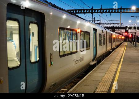 Luton, Bedfordshire, Angleterre, Royaume-Uni - train de nuit Thameslink attendant de partir du quai de la gare de Luton sur la ligne principale de Brighton Banque D'Images