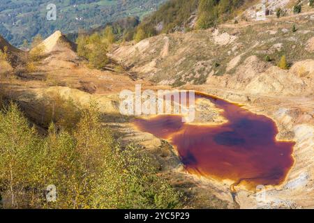 Mine de barytine abandonnée et fermée sur la montagne Bobija, dans l'ouest de la Serbie, près de la ville de Valjevo. Restes de nature ruinée avec une décharge de résidus et un t Banque D'Images