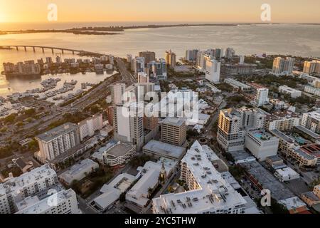 Sarasota, Floride au coucher du soleil. Destination de voyage USA. Architecture du centre-ville américain avec immeubles de bureaux de grande hauteur. Développement immobilier à F Banque D'Images