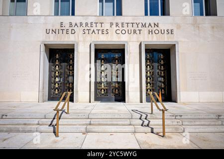 E Barrett Prettyman Courthouse Washington DC // WASHINGTON DC — le E. Barrett Prettyman United States Courthouse, situé sur Judiciary Square, est un bâtiment fédéral important abritant la Cour de district des États-Unis pour le District de Columbia et la Cour d'appel des États-Unis pour le circuit DC. Ce palais de justice emblématique, achevé en 1952, sert de repère judiciaire majeur à Washington, DC. Banque D'Images
