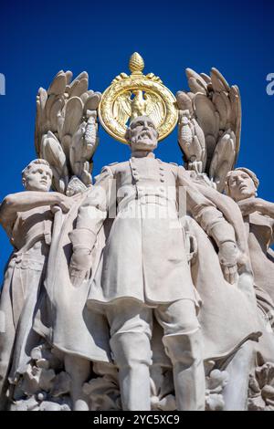 George Gordon Meade Memorial Washington DC // WASHINGTON DC — le George Gordon Meade Memorial se trouve bien en vue dans la capitale nationale, avec le nom « Meade » en relief dans le piédestal de pierre. Le monument rend hommage au major-général George Gordon Meade, qui commande l'armée du Potomac de l'Union pendant la guerre de Sécession et est surtout connu pour avoir vaincu le général confédéré Robert E. Lee à la bataille de Gettysburg en juillet 1863. Créé par le sculpteur Charles Grafly et dédié en 1927, le mémorial comprend une statue en bronze de Meade au sommet de la base en granit inscrite. Le monument est situé à Banque D'Images