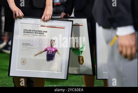 Verabschiedung Thomas MUELLER, Müller, Manuel NEUER, gardien de but FCB 1 , Ilkay Gündogan, DFB 21 avec Bernd Neuendorf, président de la DFB Fédération allemande de football, avant le match de l'UEFA Nations League 2024 ALLEMAGNE - PAYS-BAS 1-0 dans la saison 2024/2025 le 14 octobre 2024 à Munich, Allemagne. Photographe : Peter Schatz Banque D'Images