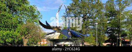 La fontaine des cygnes à Bancroft Gardens, Stratford upon Avon Town, Warwickshire, Angleterre ; Royaume-Uni Banque D'Images