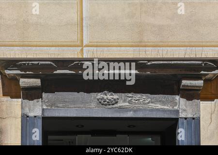 Portail en ardoise avec la date 1593 et un bas-relief représentant trois pêcheurs sur un bateau et la Vierge Marie sur un nuage, Sestri Levante, Gênes, Ligurie Banque D'Images