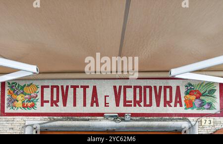 Extérieur d'une épicerie avec un panneau en mosaïque colorée représentant des fruits et légumes, Sestri Levante, Gênes, Ligurie, Italie Banque D'Images