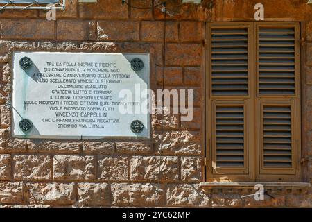 Plaque commémorative commémorant les victimes de l'attaque anarchiste du 4 novembre 1920 sur la façade du Palazzo Fascie Rossi, Sestri Levante, Gênes Banque D'Images