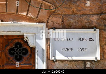 Gros plan de l'extérieur du Palazzo Fascie Rossi avec la plaque de la bibliothèque publique qui abrite, Sestri Levante, Gênes, Ligurie, Italie Banque D'Images