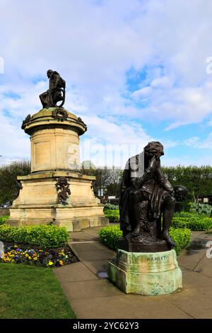 Statue de Hamlet on the Gower Memorial in Bancroft Gardens, Stratford upon Avon, Warwickshire, Angleterre le mémorial présente une statue de William Shake Banque D'Images