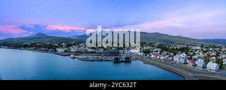 Islande, vue panoramique sur la ville d'Akureyri et le fjord d'Eyjafjordur. Banque D'Images