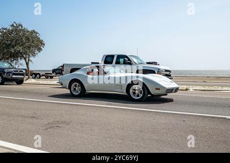 Gulfport, Mississippi - le 4 octobre 2023 : vue d'angle avant grand angle d'une Corvette Stingray coupé 1976 de Chevrolet lors d'un salon automobile local. Banque D'Images