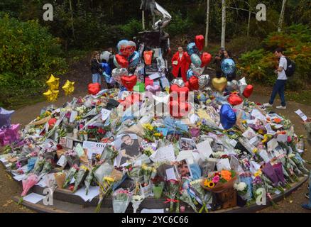 Londres, Royaume-Uni. 21 octobre 2024. Les fans continuent de laisser des fleurs et des hommages dans un mémorial pour la star pop Liam Payne devant la statue de Peter Pan à Hyde Park. Le chanteur One Direction est mort après être tombé d'un balcon d'hôtel à Buenos Aires. Crédit : Vuk Valcic/Alamy Live News Banque D'Images