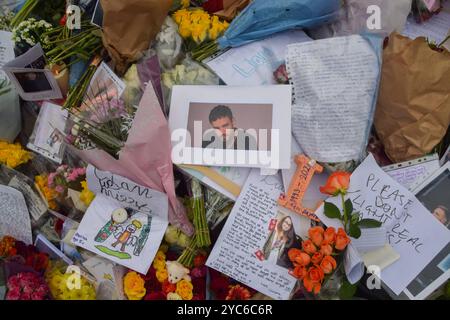 Londres, Royaume-Uni. 21 octobre 2024. Les fans continuent de laisser des fleurs et des hommages dans un mémorial pour la star pop Liam Payne devant la statue de Peter Pan à Hyde Park. Le chanteur One Direction est mort après être tombé d'un balcon d'hôtel à Buenos Aires. Crédit : Vuk Valcic/Alamy Live News Banque D'Images