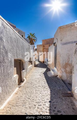 Pittoresque rue vide avec des maisons blanches typiques à Santorin, Grèce Banque D'Images