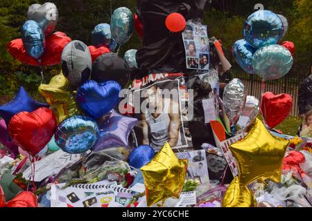 Londres, Royaume-Uni. 21 octobre 2024. Les fans continuent de laisser des fleurs et des hommages dans un mémorial pour la star pop Liam Payne devant la statue de Peter Pan à Hyde Park. Le chanteur One Direction est mort après être tombé d'un balcon d'hôtel à Buenos Aires. Crédit : Vuk Valcic/Alamy Live News Banque D'Images