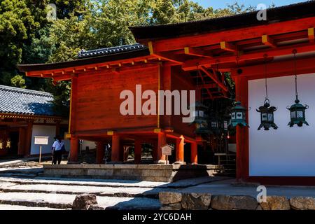 Nara, Japon - 14 août 2024 : vue extérieure du sanctuaire Kasuga-taisha Banque D'Images