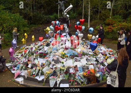 Londres, Royaume-Uni. 21 octobre 2024. Les fans continuent de laisser des fleurs et des hommages dans un mémorial pour la star pop Liam Payne devant la statue de Peter Pan à Hyde Park. Le chanteur One Direction est mort après être tombé d'un balcon d'hôtel à Buenos Aires. Crédit : Vuk Valcic/Alamy Live News Banque D'Images