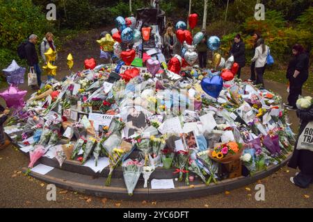 Londres, Royaume-Uni. 21 octobre 2024. Les fans continuent de laisser des fleurs et des hommages dans un mémorial pour la star pop Liam Payne devant la statue de Peter Pan à Hyde Park. Le chanteur One Direction est mort après être tombé d'un balcon d'hôtel à Buenos Aires. Crédit : Vuk Valcic/Alamy Live News Banque D'Images