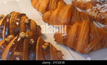 Croissants fraîchement cuits sur l'affichage dans la boulangerie, mise en évidence Banque D'Images