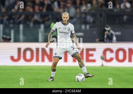 Le défenseur italien de l’Inter Federico Dimarco contrôle le ballon lors du match de Serie A entre L’AS Roma et l’Inter au stade Olimpico à Rome, en Italie, le 20 octobre 2024. Banque D'Images