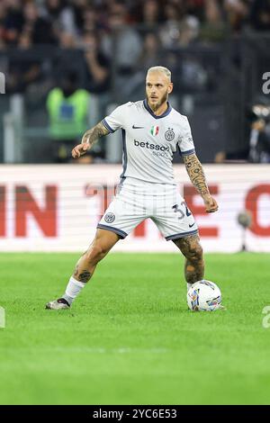 Le défenseur italien de l’Inter Federico Dimarco contrôle le ballon lors du match de Serie A entre L’AS Roma et l’Inter au stade Olimpico à Rome, en Italie, le 20 octobre 2024. Banque D'Images