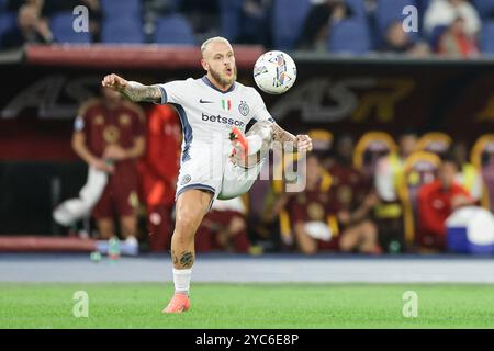 Le défenseur italien de l’Inter Federico Dimarco contrôle le ballon lors du match de Serie A entre L’AS Roma et l’Inter au stade Olimpico à Rome, en Italie, le 20 octobre 2024. Banque D'Images